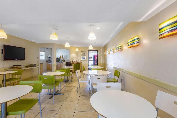 Rodeway Inn Magic Mountain Area image 4